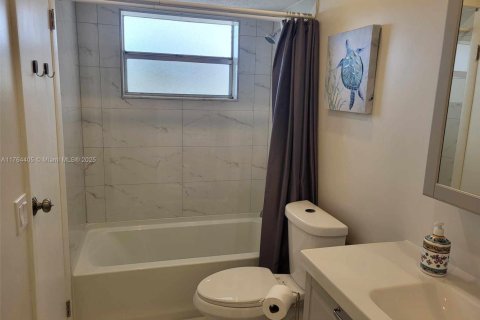 Condo in Lauderdale Lakes, Florida, 1 bedroom  № 1860705 - photo 12