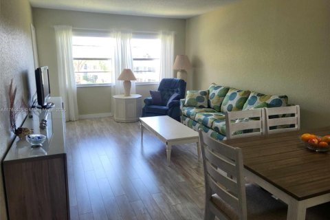 Condo in Lauderdale Lakes, Florida, 1 bedroom  № 1860705 - photo 4