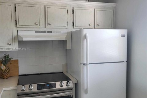 Condo in Lauderdale Lakes, Florida, 1 bedroom  № 1860705 - photo 10