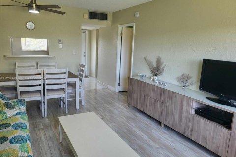 Condo in Lauderdale Lakes, Florida, 1 bedroom  № 1860705 - photo 1