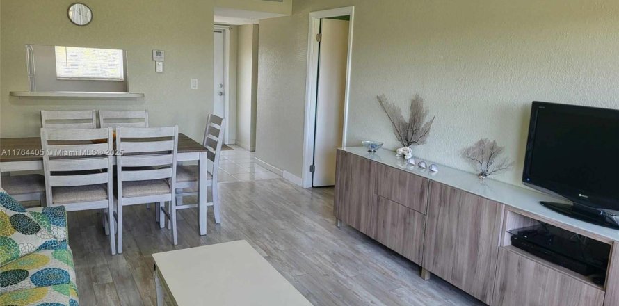 Condo in Lauderdale Lakes, Florida, 1 bedroom  № 1860705