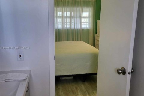 Condo in Lauderdale Lakes, Florida, 1 bedroom  № 1860705 - photo 14