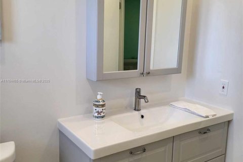 Condo in Lauderdale Lakes, Florida, 1 bedroom  № 1860705 - photo 13