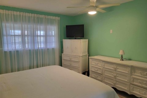Condo in Lauderdale Lakes, Florida, 1 bedroom  № 1860705 - photo 8