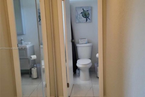 Condo in Lauderdale Lakes, Florida, 1 bedroom  № 1860705 - photo 15