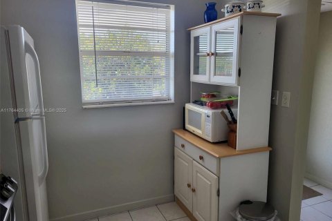 Condo in Lauderdale Lakes, Florida, 1 bedroom  № 1860705 - photo 11