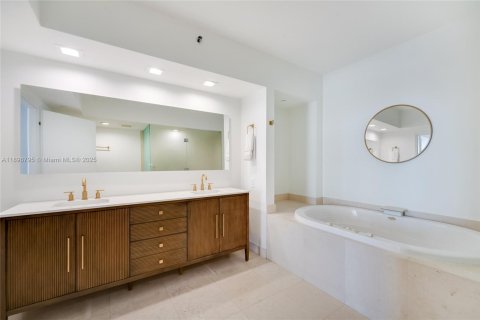 Condo in Miami Beach, Florida, 2 bedrooms  № 1953629 - photo 28