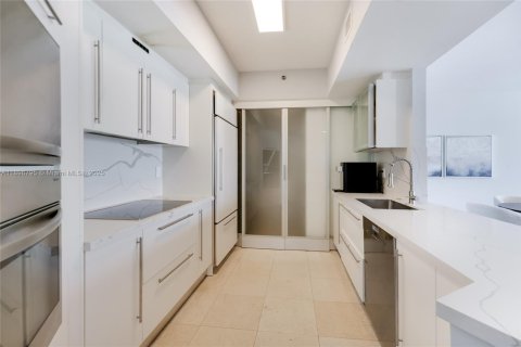 Condo in Miami Beach, Florida, 2 bedrooms  № 1953629 - photo 13