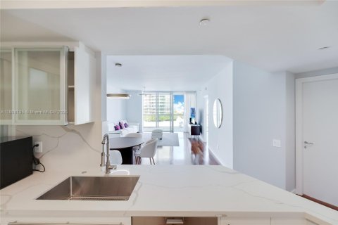 Condo in Miami Beach, Florida, 2 bedrooms  № 1953629 - photo 11
