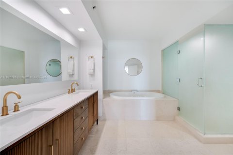 Condo in Miami Beach, Florida, 2 bedrooms  № 1953629 - photo 29