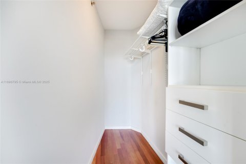 Condo in Miami Beach, Florida, 2 bedrooms  № 1953629 - photo 21