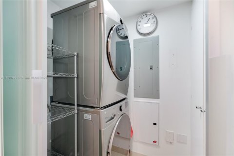 Condo in Miami Beach, Florida, 2 bedrooms  № 1953629 - photo 14