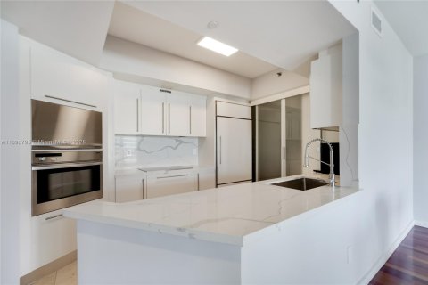 Condo in Miami Beach, Florida, 2 bedrooms  № 1953629 - photo 12