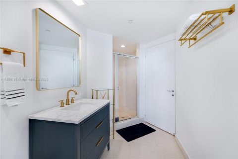 Condo in Miami Beach, Florida, 2 bedrooms  № 1953629 - photo 20