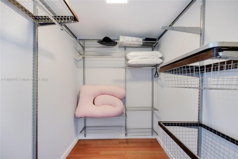 Condo in Miami Beach, Florida, 2 bedrooms  № 1953629 - photo 30