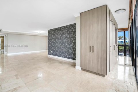 Condominio en alquiler en Miami, Florida, 2 dormitorios, 135.64 m2 № 2013100 - foto 14