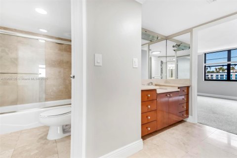 Condominio en alquiler en Miami, Florida, 2 dormitorios, 135.64 m2 № 2013100 - foto 28