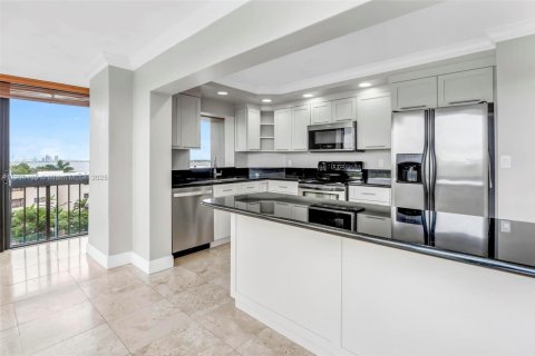 Condominio en alquiler en Miami, Florida, 2 dormitorios, 135.64 m2 № 2013100 - foto 17