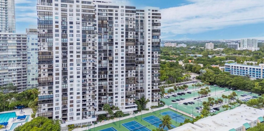 Condominio en Miami, Florida, 2 dormitorios  № 2013100