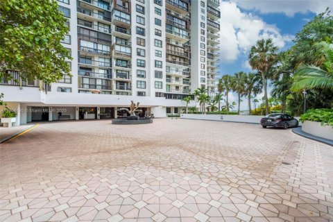 Condominio en alquiler en Miami, Florida, 2 dormitorios, 135.64 m2 № 2013100 - foto 2