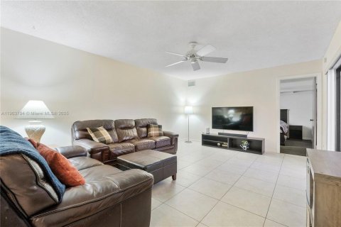 Townhouse in Tamarac, Florida 3 bedrooms, 138.24 sq.m. № 1954779 - photo 3