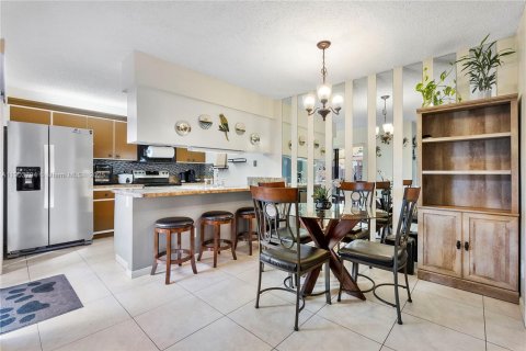 Townhouse in Tamarac, Florida 3 bedrooms, 138.24 sq.m. № 1954779 - photo 5