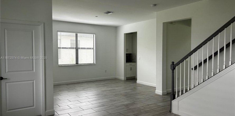 House in Fort Myers, Florida 5 bedrooms № 1921591