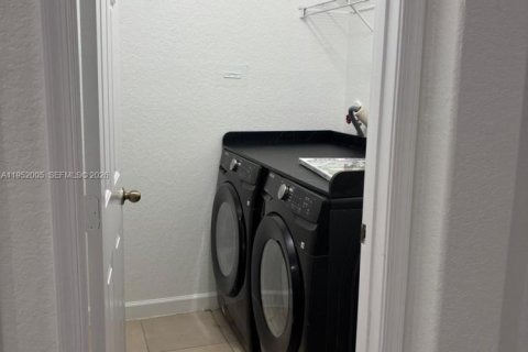 Townhouse in Homestead, Florida 3 bedrooms, 158.31 sq.m. № 2007589 - photo 18