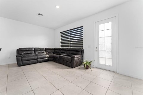 Townhouse in Davenport, Florida 3 bedrooms, 150.87 sq.m. № 1854321 - photo 12