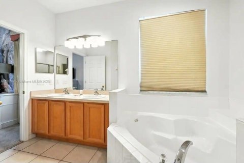 Casa en venta en Kissimmee, Florida, 8 dormitorios, 268.49 m2 № 1952701 - foto 10