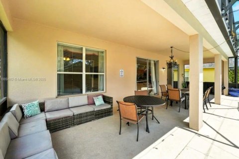 Casa en venta en Kissimmee, Florida, 8 dormitorios, 268.49 m2 № 1952701 - foto 11