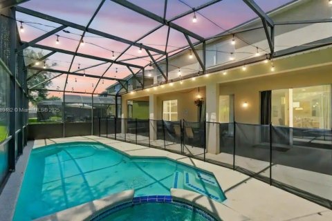 Casa en venta en Kissimmee, Florida, 8 dormitorios, 268.49 m2 № 1952701 - foto 9