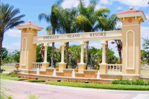 Casa en venta en Kissimmee, Florida, 8 dormitorios, 268.49 m2 № 1952701 - foto 2