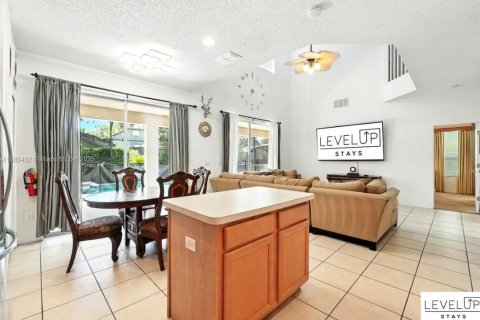 Casa en venta en Kissimmee, Florida, 8 dormitorios, 268.49 m2 № 1952701 - foto 21
