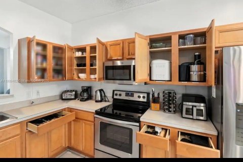 Casa en venta en Kissimmee, Florida, 8 dormitorios, 268.49 m2 № 1952701 - foto 4