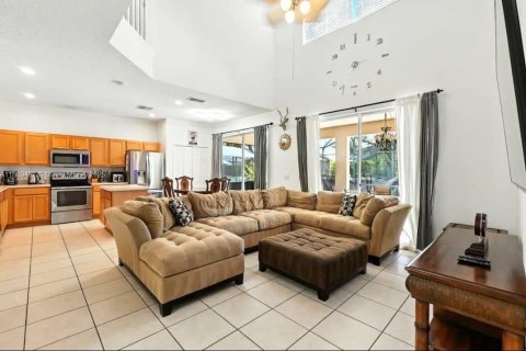 Casa en venta en Kissimmee, Florida, 8 dormitorios, 268.49 m2 № 1952701 - foto 28