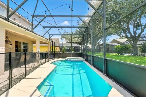 Casa en venta en Kissimmee, Florida, 8 dormitorios, 268.49 m2 № 1952701 - foto 5