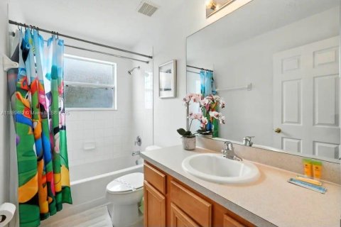 Casa en venta en Kissimmee, Florida, 8 dormitorios, 268.49 m2 № 1952701 - foto 20