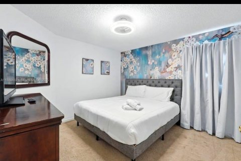 Casa en venta en Kissimmee, Florida, 8 dormitorios, 268.49 m2 № 1952701 - foto 18