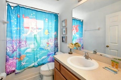Casa en venta en Kissimmee, Florida, 8 dormitorios, 268.49 m2 № 1952701 - foto 15
