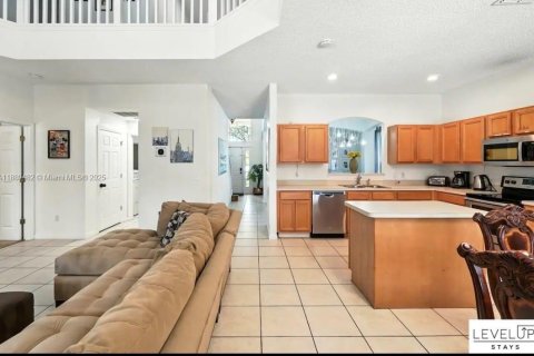 Casa en venta en Kissimmee, Florida, 8 dormitorios, 268.49 m2 № 1952701 - foto 12