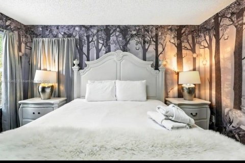 Casa en venta en Kissimmee, Florida, 8 dormitorios, 268.49 m2 № 1952701 - foto 7