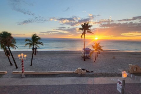 Casa en venta en Hollywood, Florida, 10 dormitorios, 764.59 m2 № 1068210 - foto 1