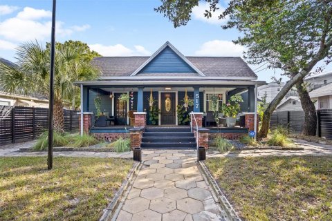 House in Saint Petersburg, Florida 4 bedrooms, 171.5 sq.m. № 2359438