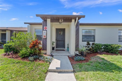 House in St. Lucie, Florida 2 bedrooms, 100.15 sq.m. № 1702280 - photo 1
