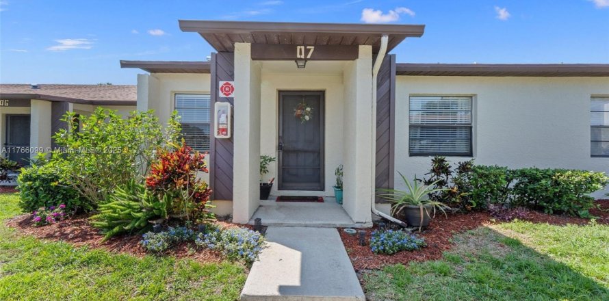 House in St. Lucie, Florida 2 bedrooms, 100.15 sq.m. № 1702280
