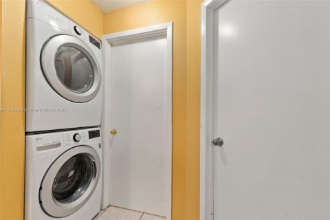 House in St. Lucie, Florida 2 bedrooms, 100.15 sq.m. № 1702280 - photo 15