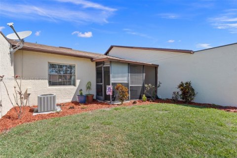 House in St. Lucie, Florida 2 bedrooms, 100.15 sq.m. № 1702280 - photo 16