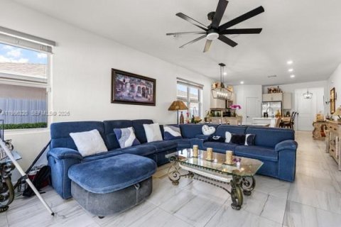 Купить виллу или дом в Хомстед, Флорида 5 спален, 273.5м2, № 2047925 - фото 9