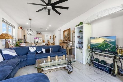 Купить виллу или дом в Хомстед, Флорида 5 спален, 273.5м2, № 2047925 - фото 10